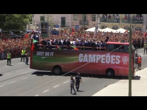 Tens of thousands cheer Portuguese squad as they meet the country&#039;s president